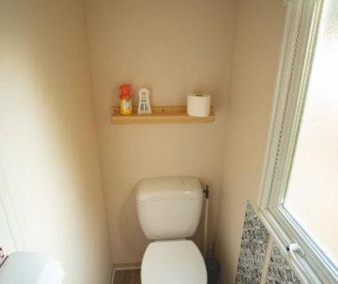 WC avec fenêtre et étagère dans l'hébergement Le Muscat