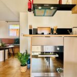 Intérieur kitchenette avec four et coin salon dans le bungalow au bord de l'eau Le Nid des Viviers