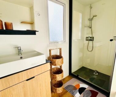 Salle de bain avec douche et lavabo dans le bungalow Le Nid des Viviers