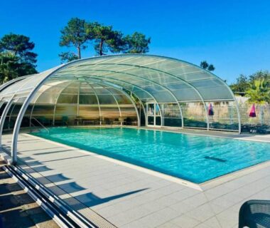 Piscine couverte avec toit transparent et plage carrelée du Bungalow Le Nid des Viviers