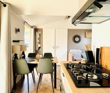 Cuisine ouverte et coin repas dans le bungalow Le Nid des Viviers