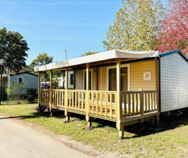 Terrasse en bois d'un bungalow au camping Le Nid des Viviers