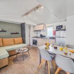 Séjour avec cuisine et coin repas dans le mobil-home au camping Le Nocia