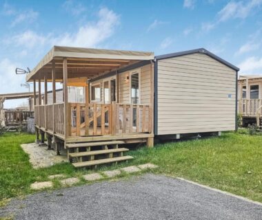 Mobil-home sur pelouse avec terrasse en bois au camping Le Nocia