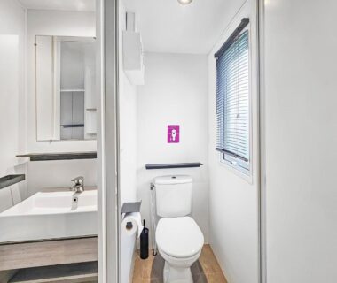 Salle d'eau avec WC et lavabo au camping Le Nocia