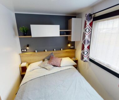 Chambre avec lit double et fenêtre dans Le Panorama