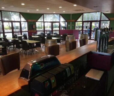 Salle de restaurant avec bar et grandes baies vitrées au camping Le Panorama
