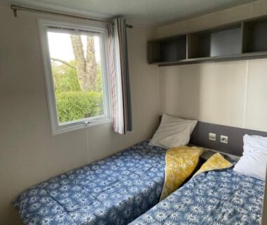 Chambre avec deux lits et fenêtre dans l'hébergement Le Pont Rouge & Les Vignes