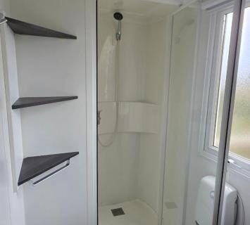 Salle d'eau avec cabine de douche et lavabo du camping Le Pont Rouge & Les Vignes
