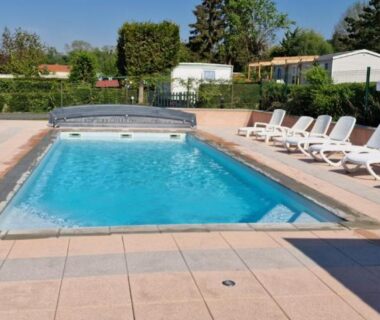 Piscine extérieure avec transats au camping Le Pont Rouge & Les Vignes