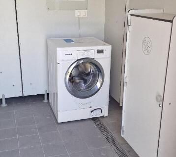 Buanderie avec lave-linge dans le camping Le Pont Rouge & Les Vignes