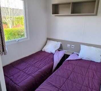 Chambre avec deux lits et fenêtre au camping Le Pont Rouge & Les Vignes