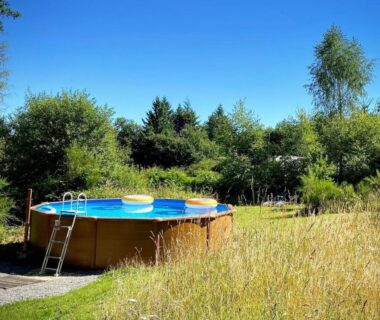 Piscine hors sol dans la prairie au camping Le Ranch Camping et Glamping