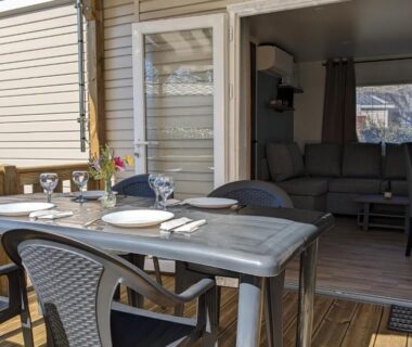 Terrasse couverte avec table dressée au mobil home Le Rêve bleu MOBIL HOME 49 3 CHAMBRES