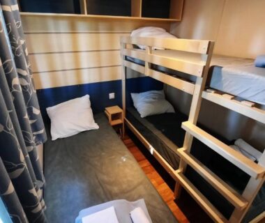 Cabine avec lits superposés et lit simple dans Le Ried Camping To hapi