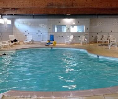 Piscine intérieure avec transats et dallage dans Le Ried Camping To hapi