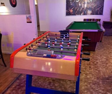 Salle de jeux avec baby-foot et billard au camping Le Ried To hapi