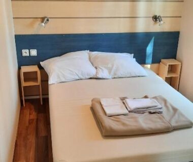 Chambre avec lit double et linge plié dans Le Ried Camping To hapi