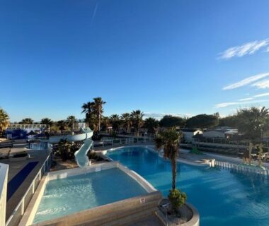 Piscine extérieure avec toboggan et bassins au camping Le SaraLéna