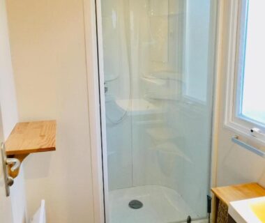 Salle d'eau avec cabine de douche dans le mobil-home Le Sherwood