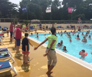 Bord de piscine animé avec enfants et personnel au Mobil-Home Le Sherwood