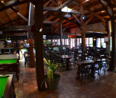 Salle commune avec billard et tables au camping Le Sherwood Mobil-Home