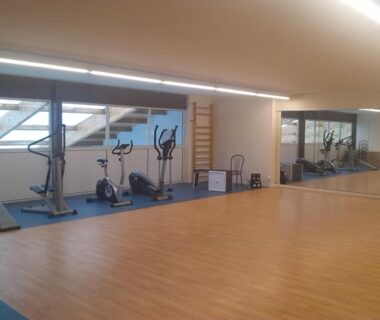 Salle de sport avec vélos elliptiques et miroirs au camping Le Sherwood Mobil-Home