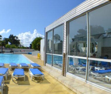 Bord de piscine avec transats au mobil-home Le Sherwood