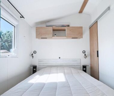 Chambre lumineuse avec lit et fenêtre dans Le Ti Buch Mobilhome en Camping 4 étoiles avec Terrasse Plancha et Climatisation