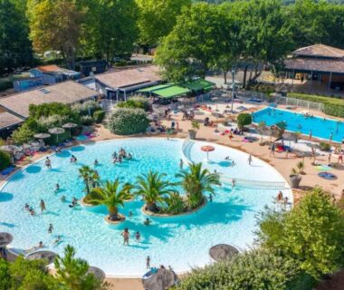 Piscine lagon circulaire avec palmiers au mobilhome Le Ti Buch