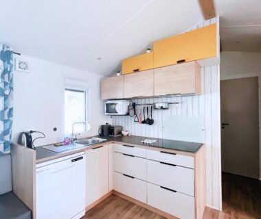 Cuisine équipée dans Le Ti Buch Mobilhome en Camping 4 étoiles avec Terrasse Plancha et Climatisation