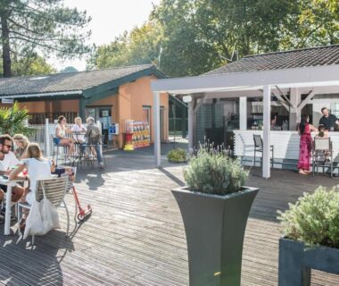 Terrasse et bar extérieur au mobilhome Le Ti Buch en camping 4 étoiles