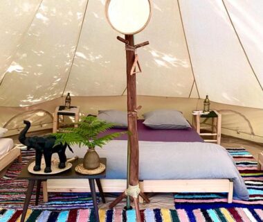 Intérieur de tente glamping avec lit dans le camping Le Travers Ajoux