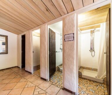 Douches communes dans le bâtiment sanitaire au camping Le Travers Ajoux
