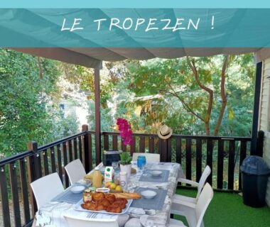 Terrasse couverte avec table dressée petit déjeuner au camping Le TropeZen Confort Plus TV WIFI VOD PISCINE CHAUFEE
