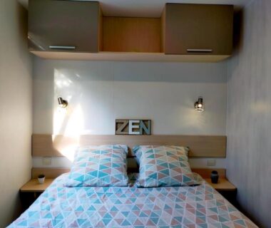 Chambre avec lit double et appliques dans le mobil-home Le TropeZen Confort Plus TV WIFI VOD PISCINE CHAUFEE