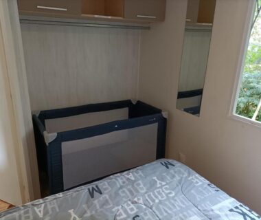 Chambre avec lit double et lit parapluie dans le mobil-home Le TropeZen Confort Plus TV WIFI VOD PISCINE CHAUFEE