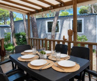 Terrasse avec table dressée devant mobil-home au camping Le Zéphyr