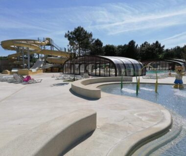 Espace aquatique extérieur avec toboggans et bassins au camping Le balaou