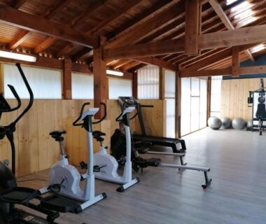 Salle de sport avec vélos rameur et appareils de musculation au camping Le balaou