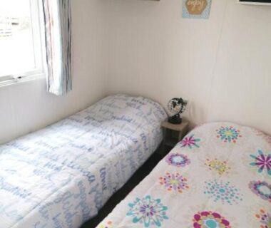 Chambre avec deux lits simples dans le mobil-home du camping Le balaou