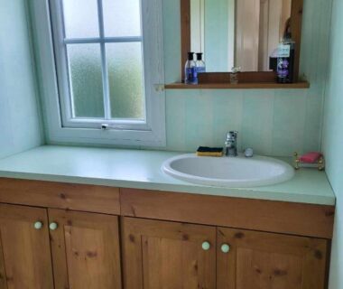 Salle de bains avec lavabo et meuble sous vasque du mobilhome Le beau mobilhome