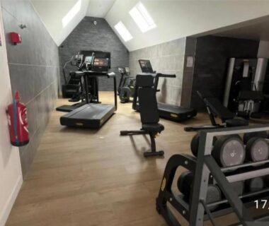 Salle de sport avec tapis de course et haltères dans le mobilhome Le beau mobilhome