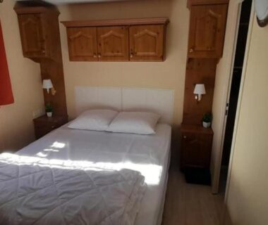 Chambre avec lit double et placards dans le mobilhome Le beau mobilhome