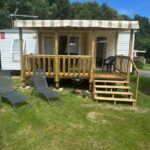 Terrasse en bois avec chaises longues au mobil-home Le bercail