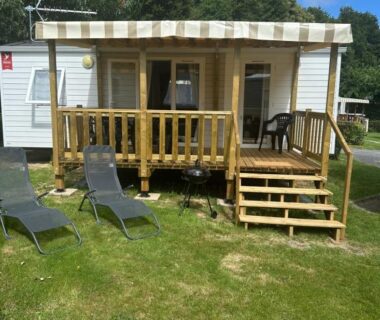 Terrasse en bois avec chaises longues au mobil-home Le bercail