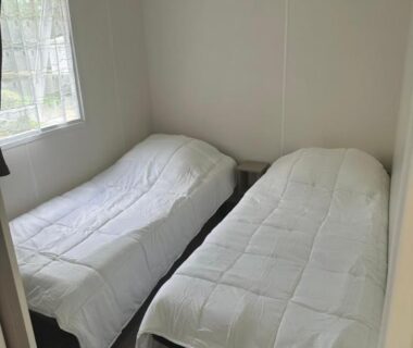 Chambre avec deux lits simples dans le logement Le bercail