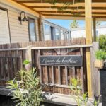 Terrasse en bois avec brise vue et plantes dans le camping Le cabanon