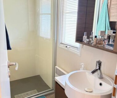 Salle de bains avec douche et lavabo du camping Le cabanon