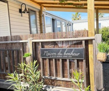 Terrasse en bois avec brise vue et plantes dans le camping Le cabanon